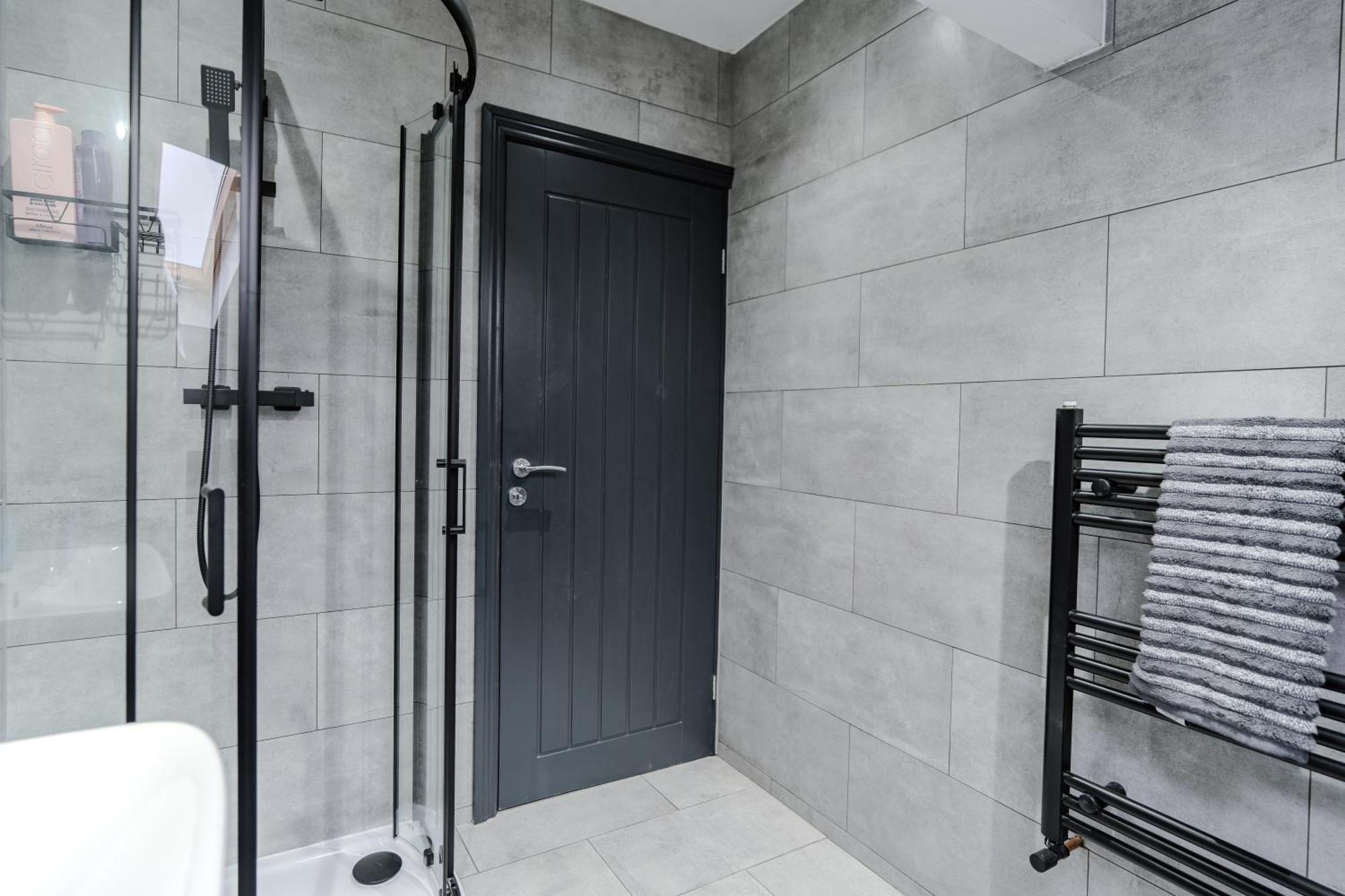 Stunning Skyview 2br Flat , Fast Wifi - Away From Apartment