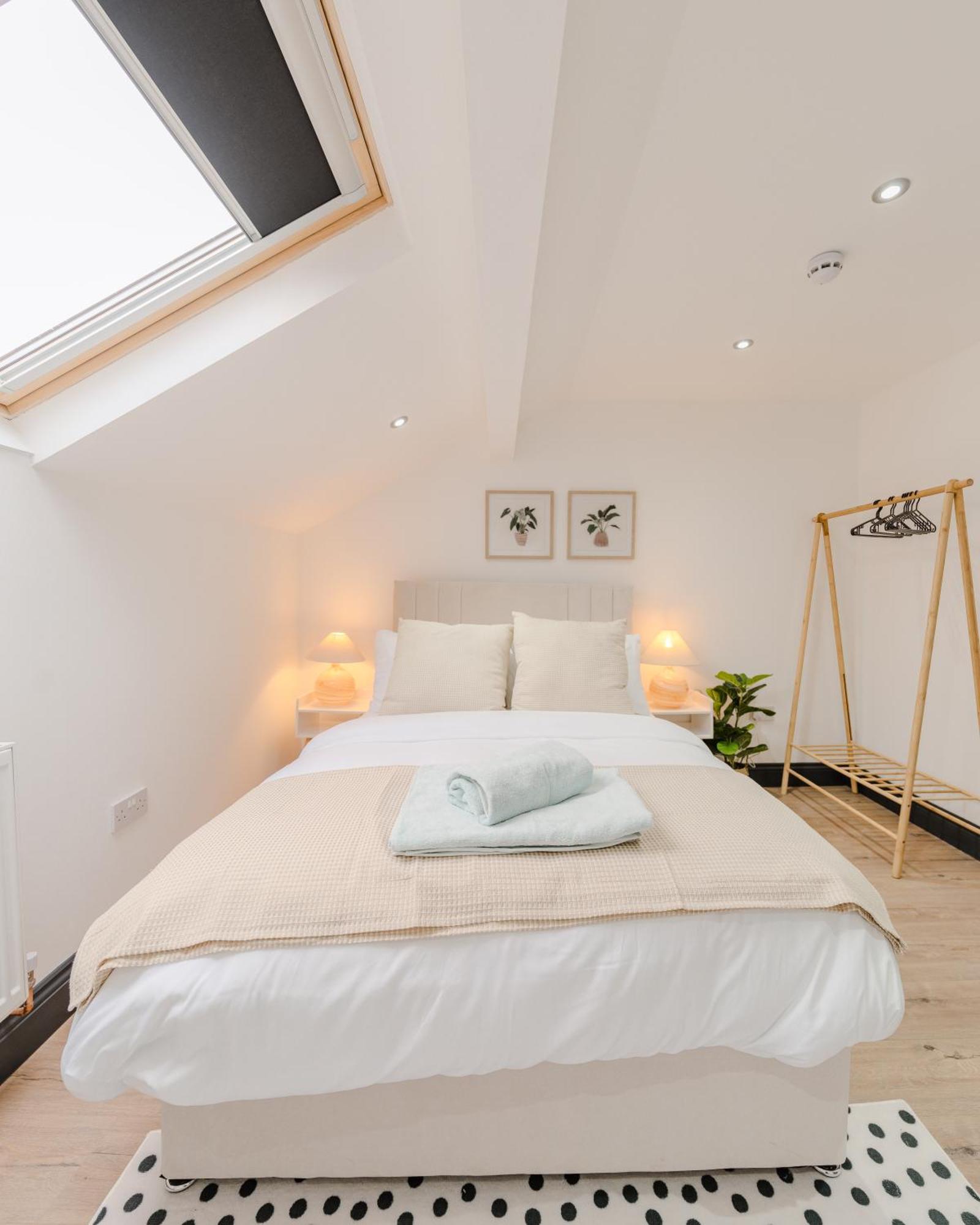 Stunning Skyview 2br Flat , Fast Wifi - Away From Apartment *